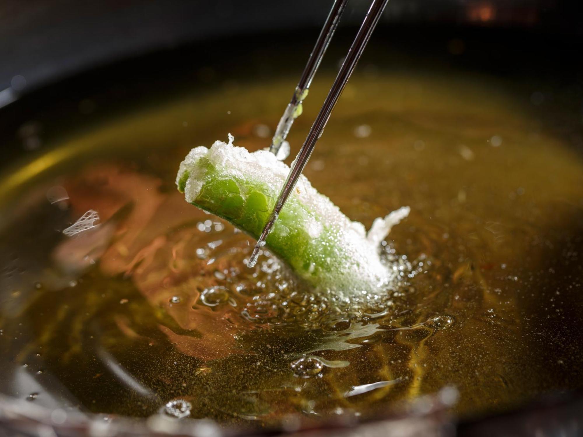 京都祗园塞莱斯廷酒店 外观 照片 A spring roll being dipped in hot oil