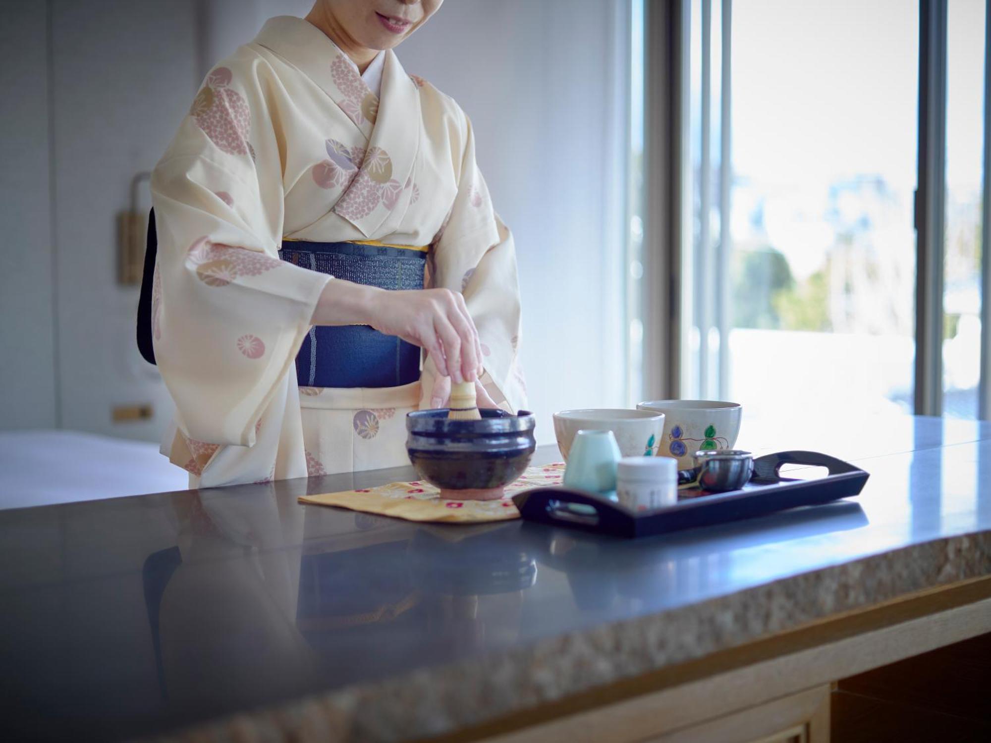 京都祗园塞莱斯廷酒店 外观 照片 A woman in a yukata preparing a Japanese tea ceremony