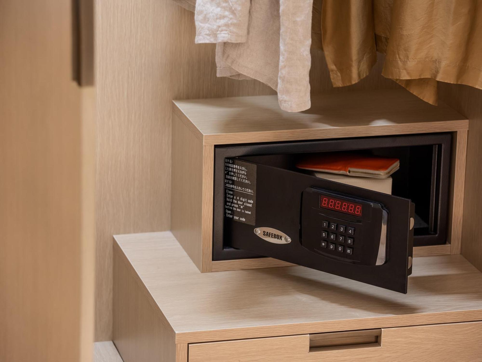 京都祗园塞莱斯廷酒店 外观 照片 A safe in a hotel room
