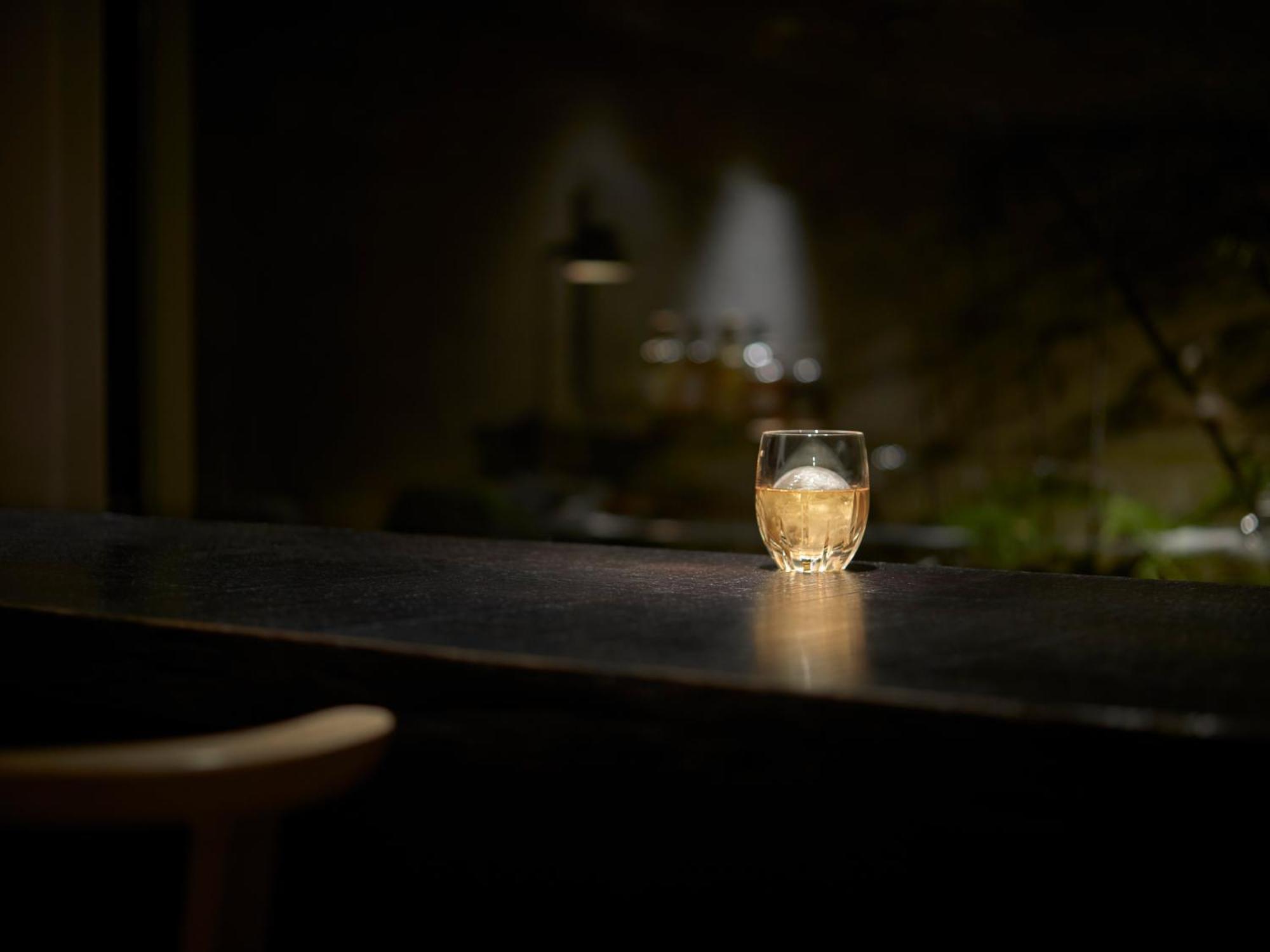 京都祗园塞莱斯廷酒店 外观 照片 A glass of Japanese whisky